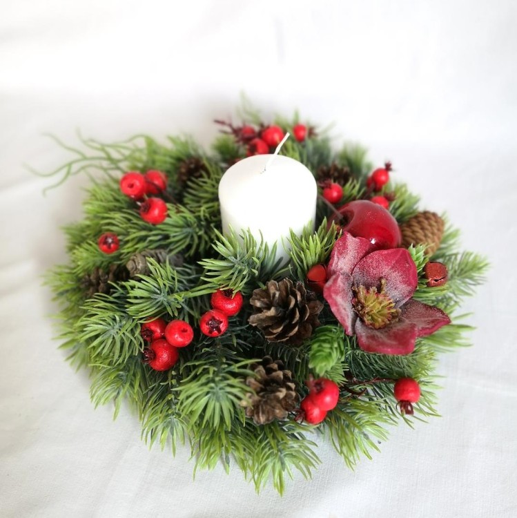 Świąteczny wianek bożonarodzeniowy ze świecą białą.
