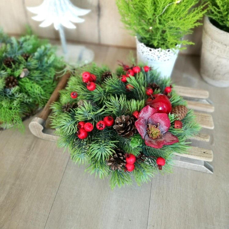 Świerkowy wianek na sankach