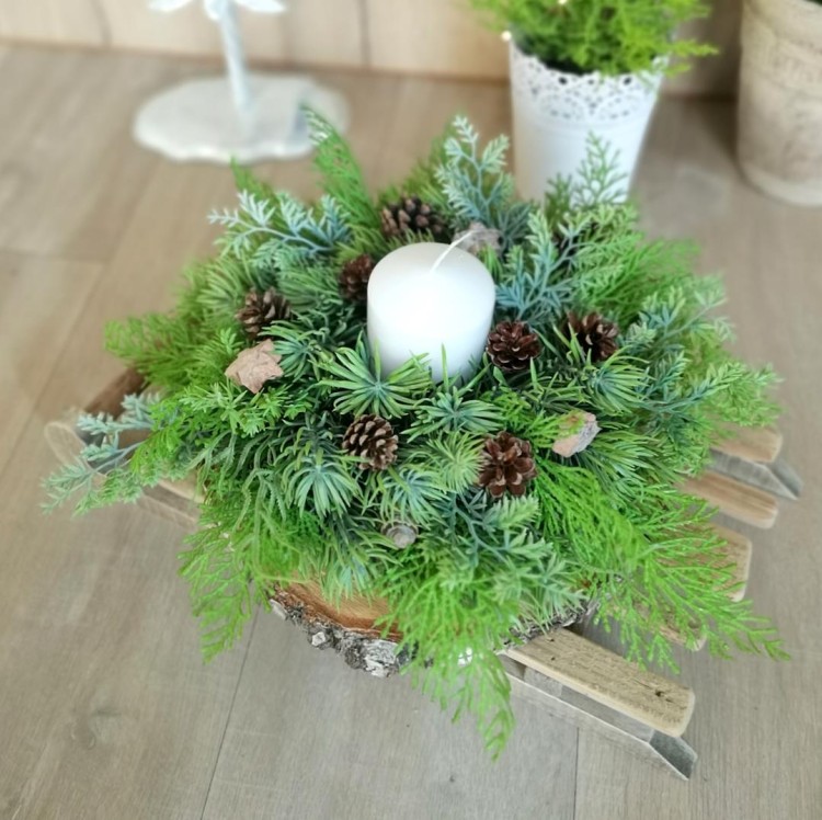 Świerkowy wianek do dekoracji stołu z białą świecą