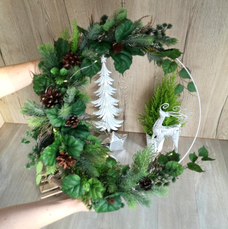 Świąteczny wianek z bluszczem i szyszek