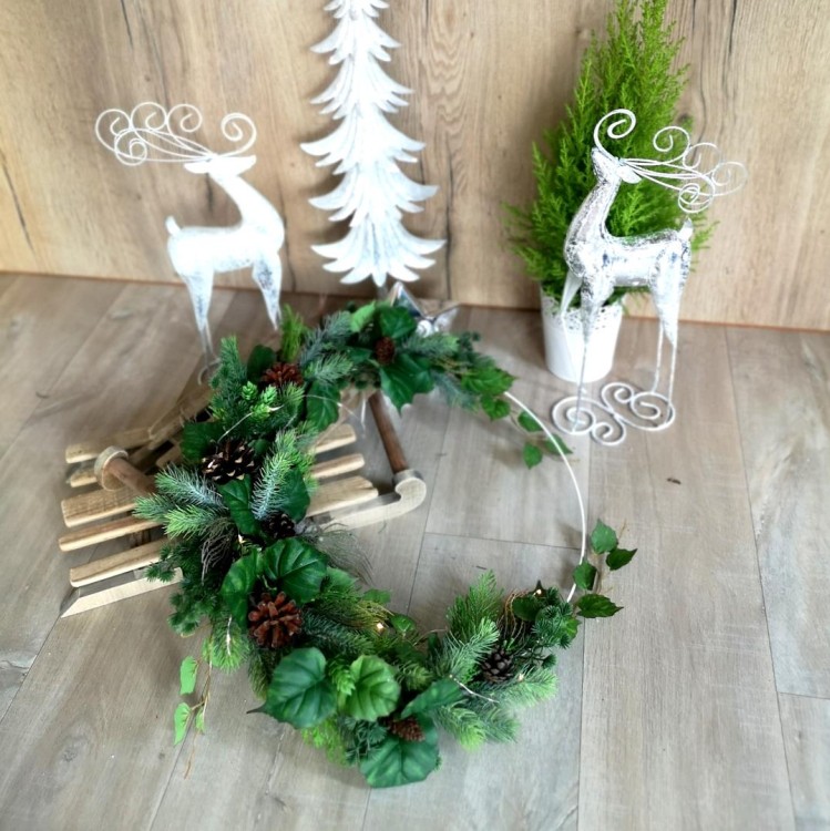 Świateczny wianek na ścienę do dekoracji wystroju salonu