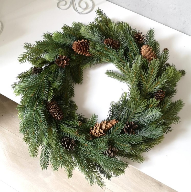 Wianek ze sztucznego świerku i szyszek