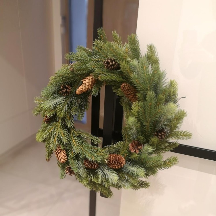 Świerkowy wianek z szyszkami do dekoracji drzwi wejsciowych