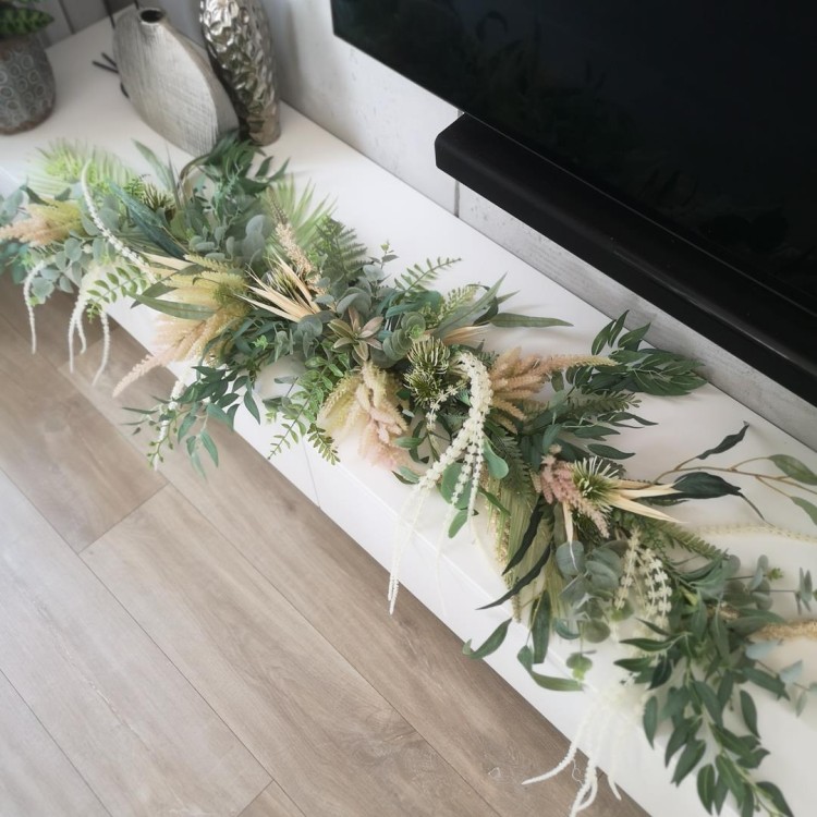 Zielona-girlanda-w-stylu-boho-z-dodatkiem-traw-i-sukulentow.jpg