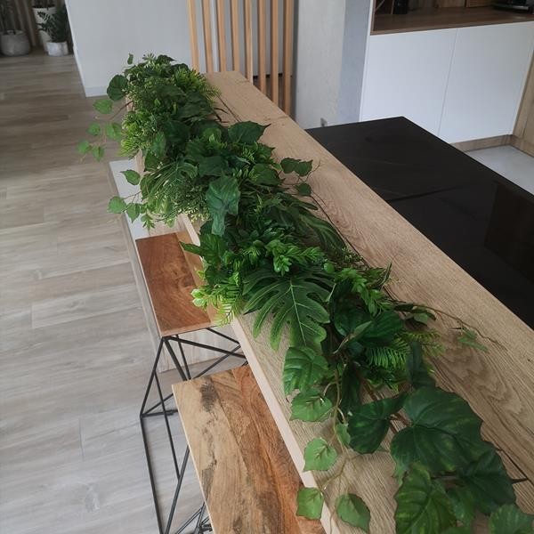 Girlanda pleciona z zieleni do dekoracji kominka.