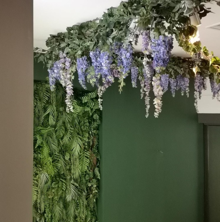 Fioletowe girlandy z wisteriami