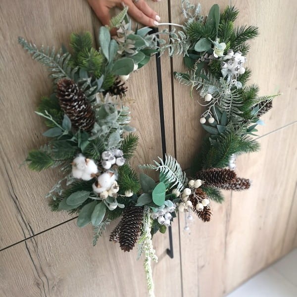 Duży wieniec świąteczny bożonarodzeniowy.