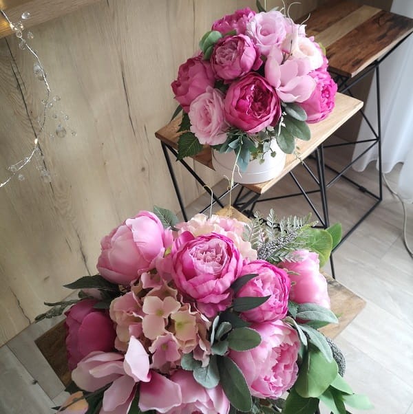 Komplet z różowych piwonii z eukaliptusem, flower box i niska kompozycja.