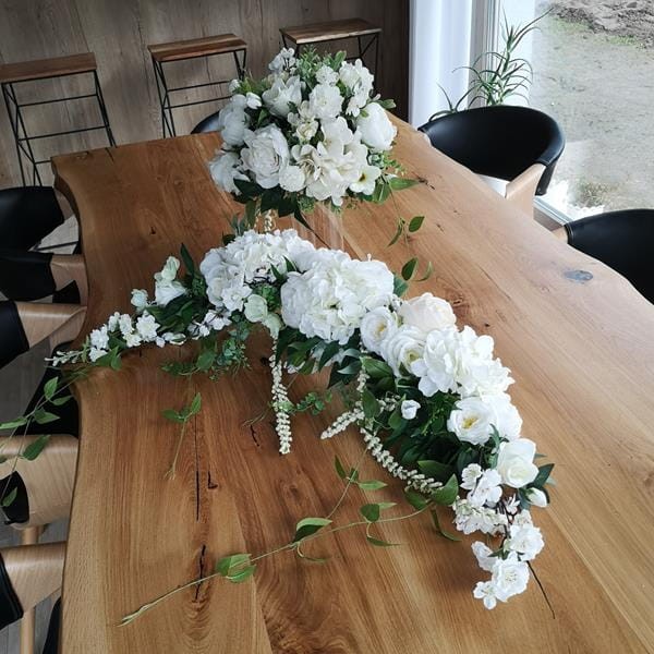 Biała-girlanda-i bukiet-z-róż-hortensji-na-ślub.jpg