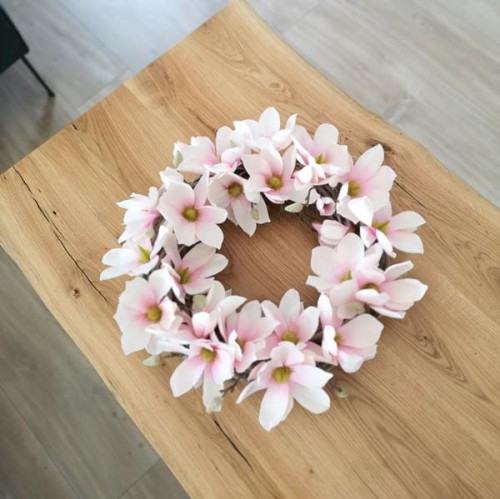 różowy-wianek-na-drzwi-z-magnolii.jpg