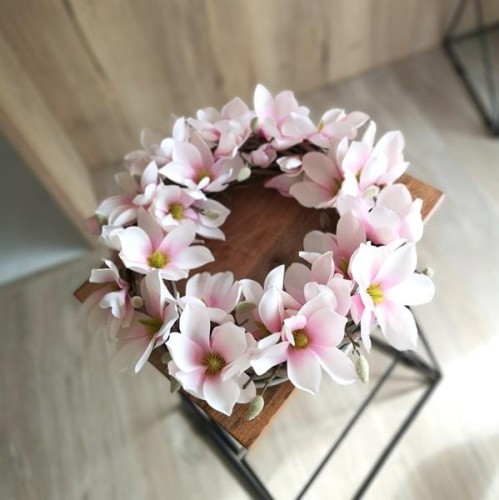 wianek-z-rozowych-magnolii-na-wiklinowym-kole