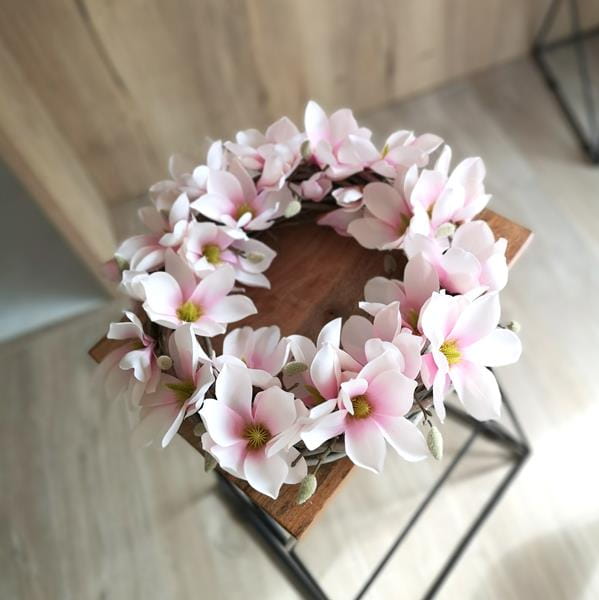 wianek-z-rozowych-magnolii-na-wiklinowym-kole