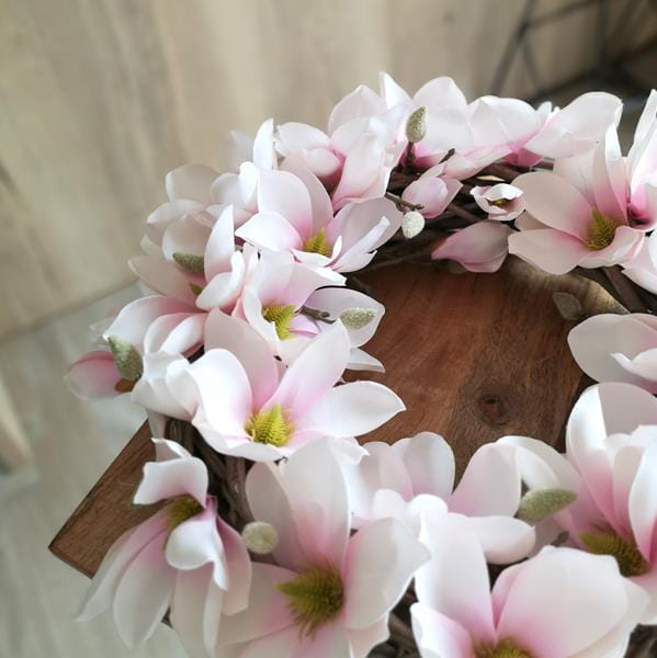 wianek-z-różowych-magnolii-wiosenny-na drzwi-lub-do-wnetrza