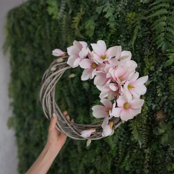 Magnoliowy półwianek na wiklinowym kole.