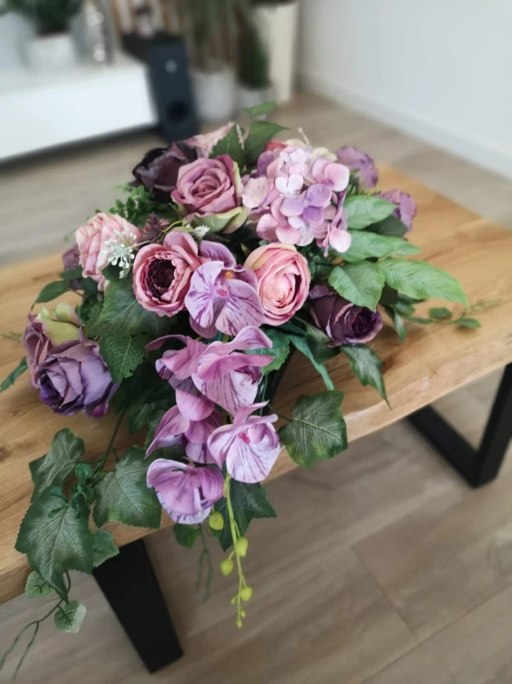 Fioletowa-wiazanka-nagrobna-fioletowe-roze-storczyki-hortensje.jpg
