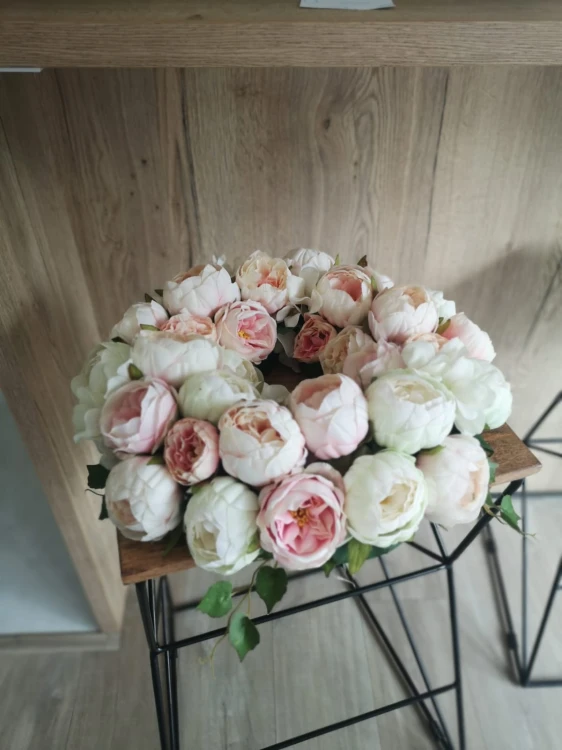 Wianek  z jasnych kwiatów Rosa Chiaro.jpg