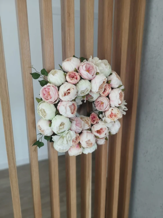 Wianek ścianę z jasnych róż ok. 40 cm.jpg