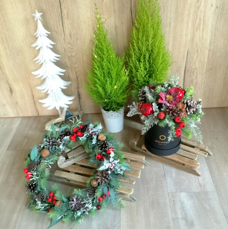 Wianek świerkowy z czerwonymi dodatkami i czerwony flowerbox w czarnym pudełku