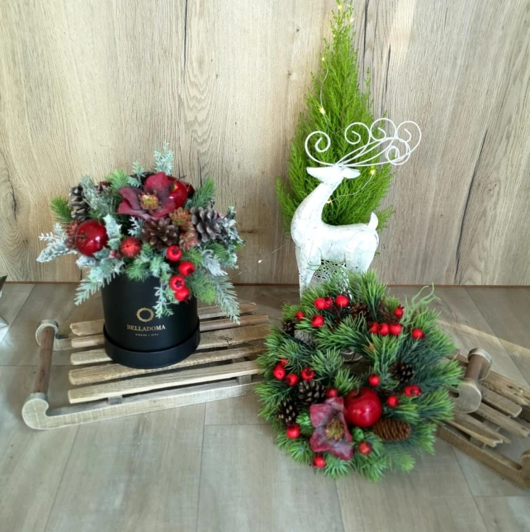 Czerwony świąteczny flower box z czerwonymi dodatkami i wianek świerkowy z czetwonymi dodatkami