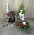 Wianek świąteczny ze świecą i czarny flower box z czerwonymi dodatkami
