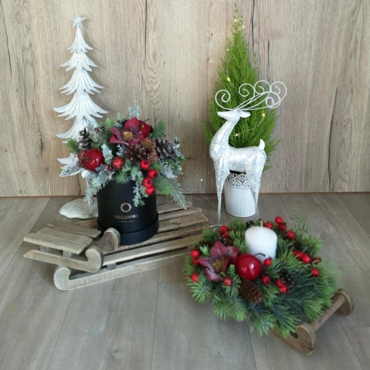 Wianek świąteczny ze świecą i czarny flower box z czerwonymi dodatkami
