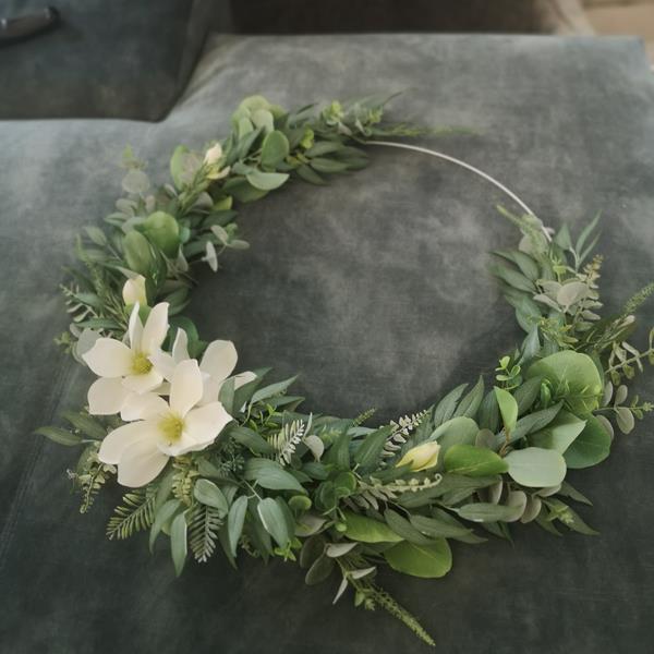 koło-z-liśćmi-eukaliptusa-z-magnoliami.jpg