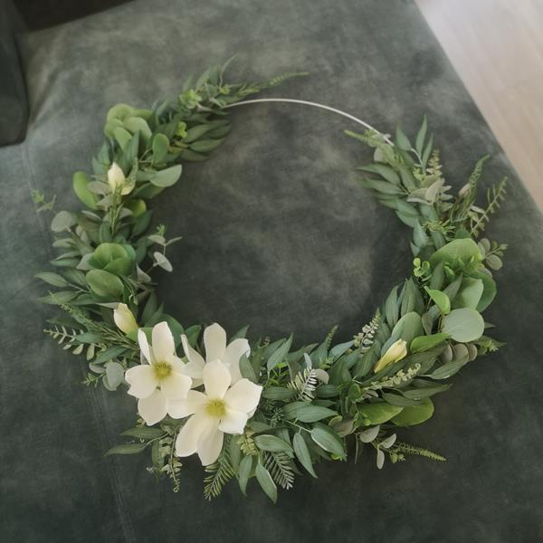 wianek-zielony-z-białymi-magnoliami-zielenią.jpg