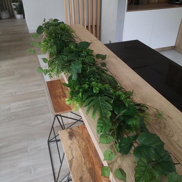 Girlanda pleciona z zieleni do dekoracji kominka.