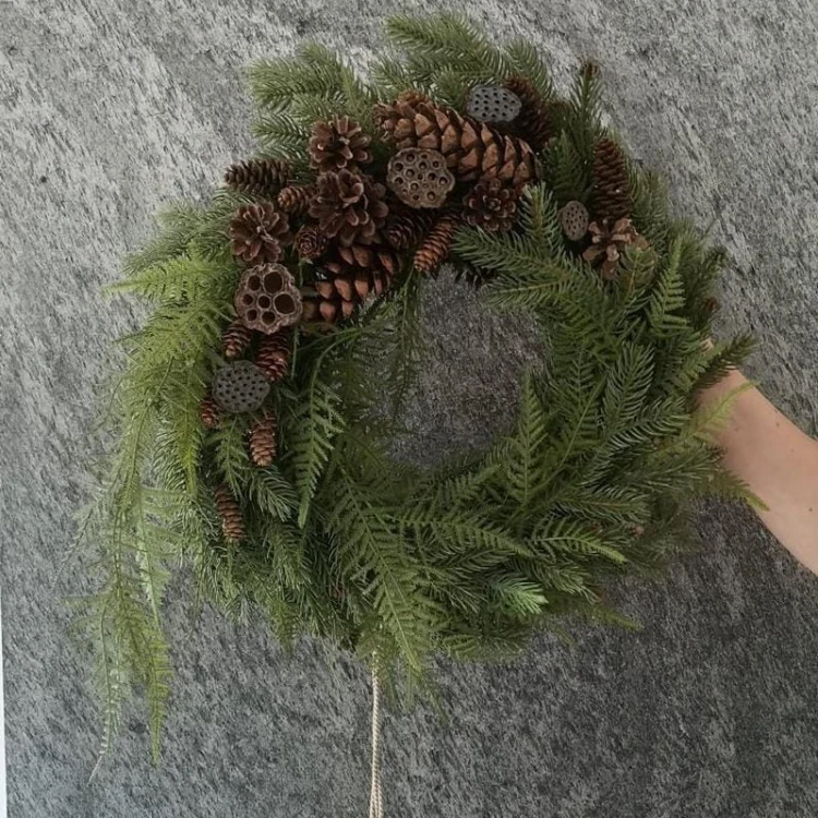 Wianek-na-drzwi-swiateczny-zielony-z-szyszkami-40cm.jpg
