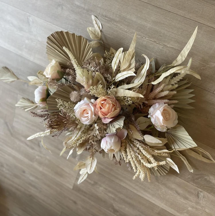 Dekoracja w stylu boho z suszonymi liśćmi
