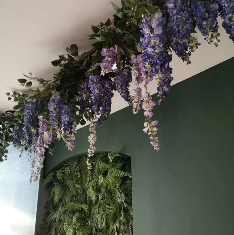 Zielona girlanda kwiatowa z wisterii